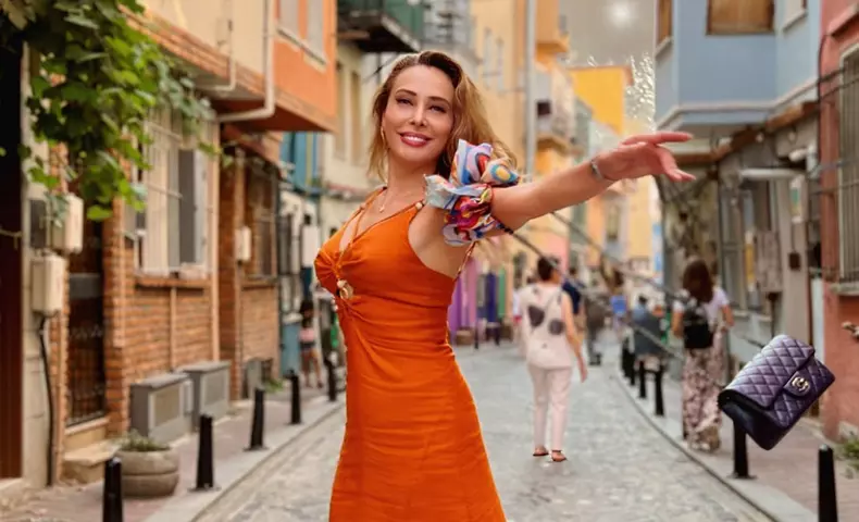 Iulia Vântur, scene spectaculoase de luptă într-un clip nou. Vedeta își pune adversarii la pământ unul după altul