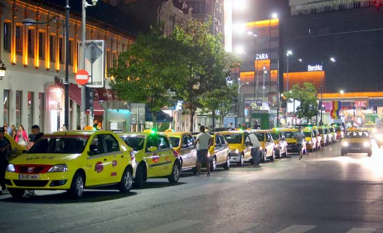 Se instalează automate pentru comenzi de taxi în Centrul Vechi