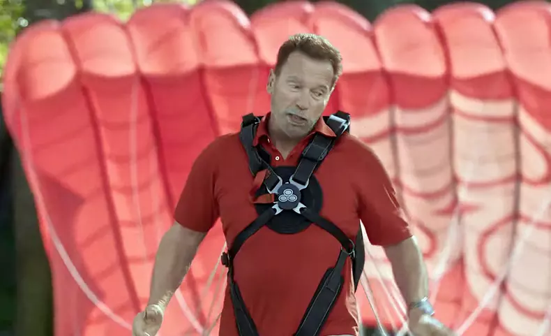 Arnold Schwarzenegger dans une publicité de l'assureur State Farm pour le Super Bowl