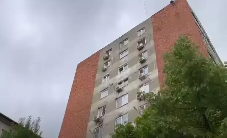 S-a aruncat de la etajul 10