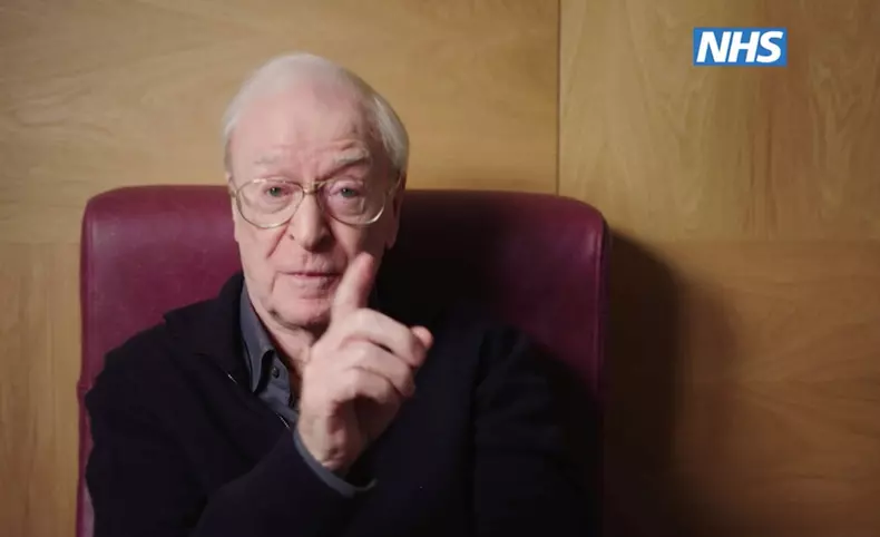 Sir Michael Caine, apariție rară la brațul soției sale, Shakira. Cum arată actorul de 89 de ani