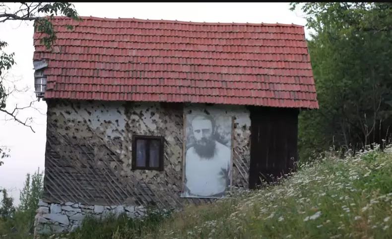 Cum arată casa în care s-a născut și a copilărit Arsenie Boca. Locuința a fost scoasă la vânzare