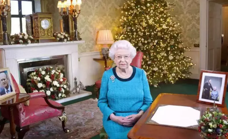 kate-middleton-omagiu-adus-reginei-elisabeta-a-ii-a-de-craciun-7