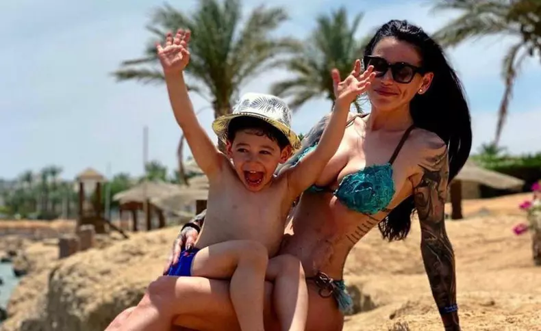 Roxana-Vancea-însărcinată-în-aproape-patru-luni-poze-în-costum-de-baie-în-vacanța-din-Egipt.-Fericire-1-e1622464026416