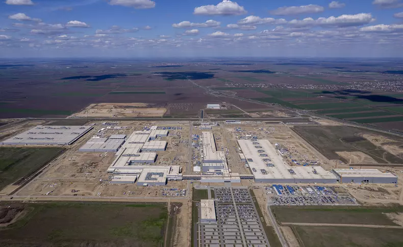 P90580602_highRes_the-new-bmw-group-pl