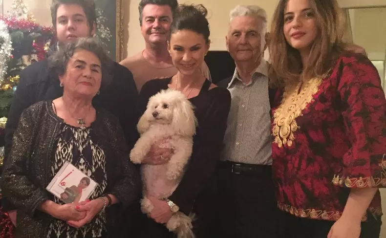 Ramona Bădescu împreună cu familia