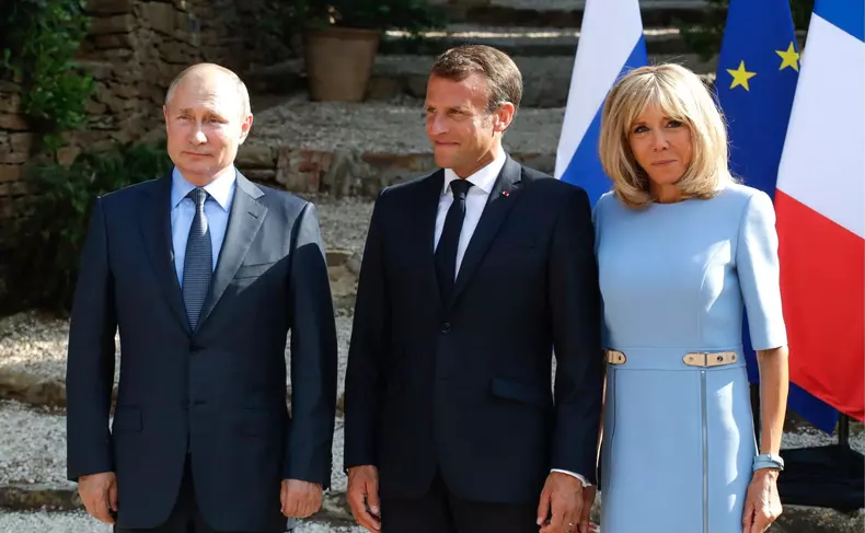 Emmanuel Macron, Brigitte Macron și Vladimir Putin