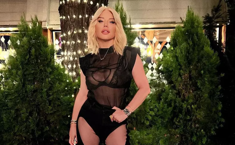 Loredana Groza, cu un decolteu amețitor alături de Mickey Rourke și fiul lui Alain Deloin. Artista filmează alături de cei doi