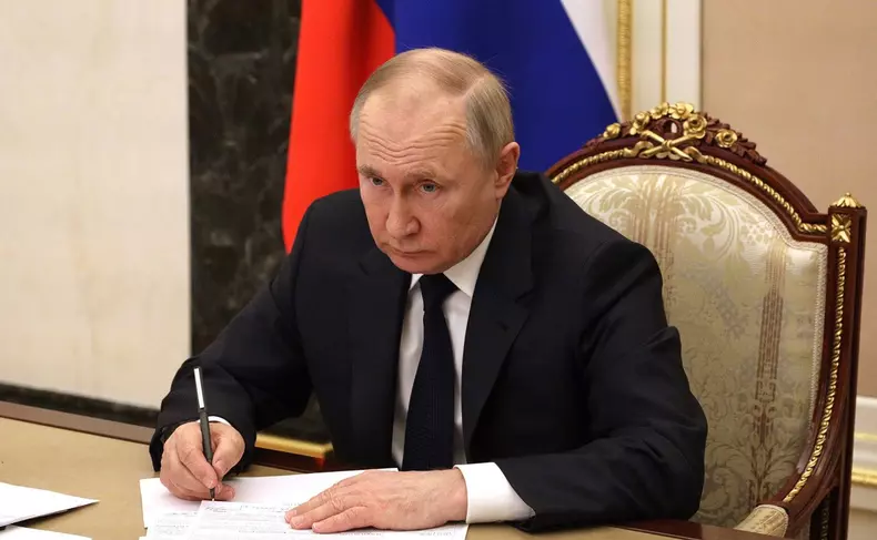 Putin meets with Government members vis videoconference