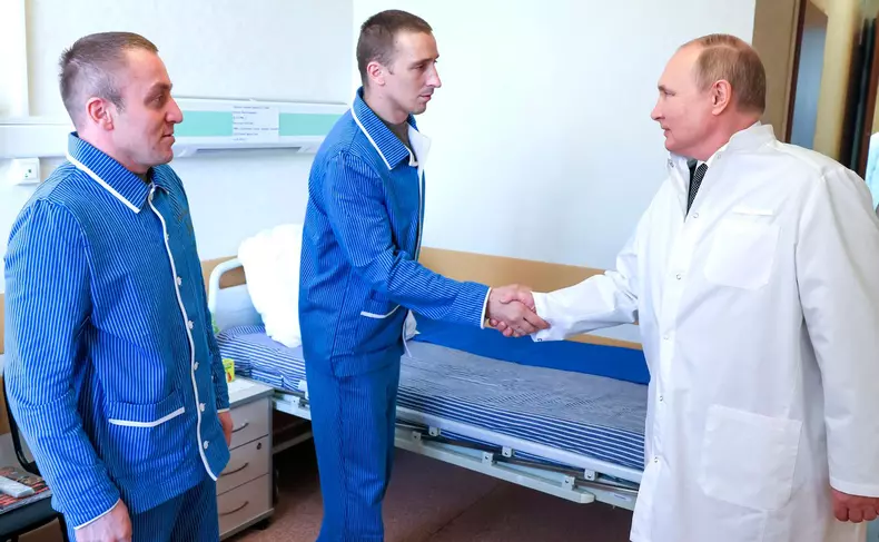 Vladimir Putin visits injured military in hospital