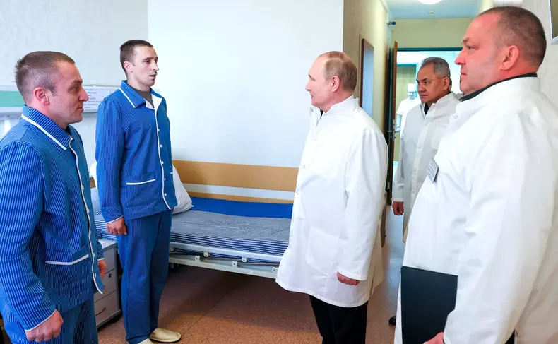 Vladimir Putin visits injured military in hospital