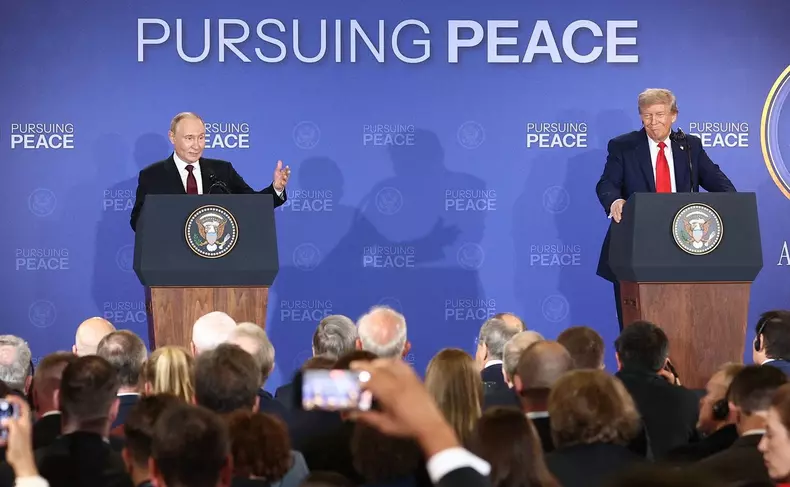 US President Donald Trump and his Russian counterpart, Vladimir Putin, hold a joint press conference