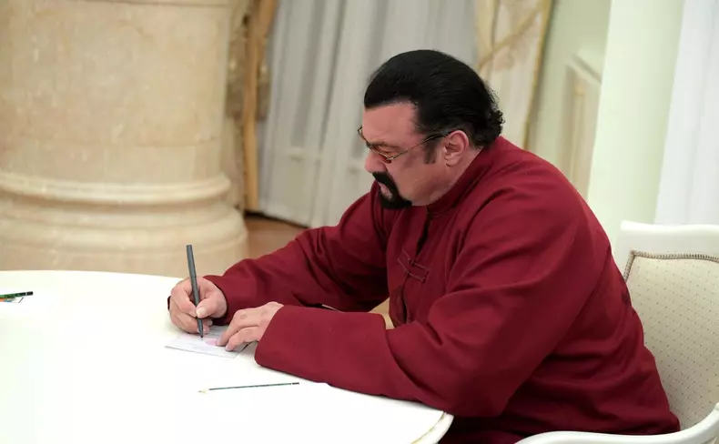 Steven Seagal îl susține în continuare pe Putin