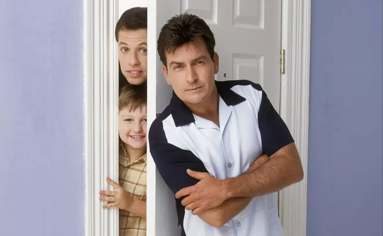 Angus T. Jones a ajuns de nerecunoscut. Cum arată acum actorul din „Doi bărbați și jumătate”