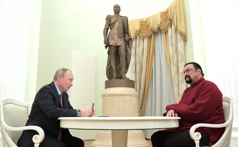 Steven Seagal îl susține în continuare pe Putin