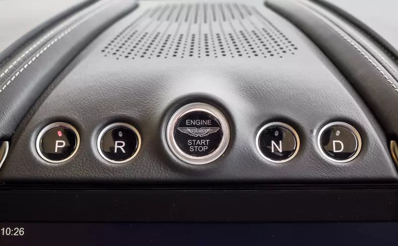 Aston Martin DBX 030