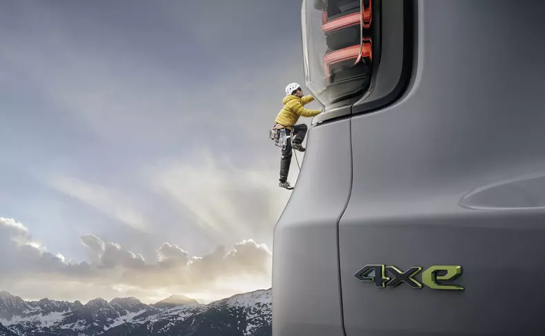 5537_jeep_avenger_skyway_climbing