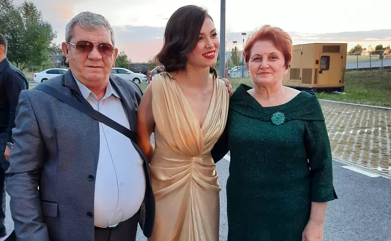 anca-dumitra-cu-parintii-ei-scaled-1