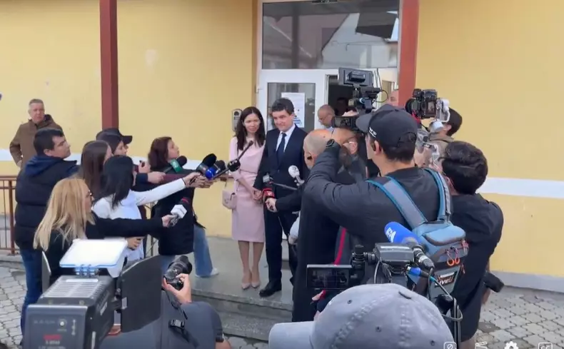 Mirabela Grădinaru și Nicușor Dan la secția de votare (12)