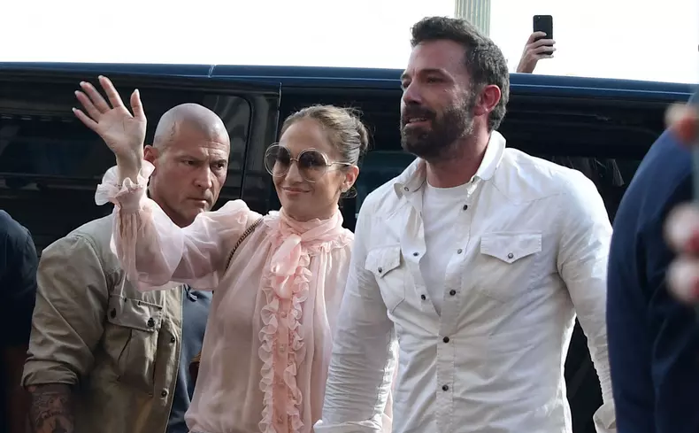 Ben Affleck et sa femme Jennifer Affleck (Lopez), accompagnés de leurs enfants respectifs Seraphina et Emme, rentrent à l'hôtel de Crillon après un passage à la parfumerie "Sephora" à Paris