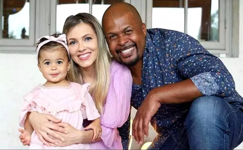 Sotia-si-fiica-lui-Cabral-au-facut-scandal-ca-nu-au-avut-vacanta.-Unde-le-a-dus-prezentatorul-Pro-TV-e1606721769729