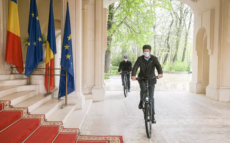 klaus iohannis a mers cu bicicleta (1)