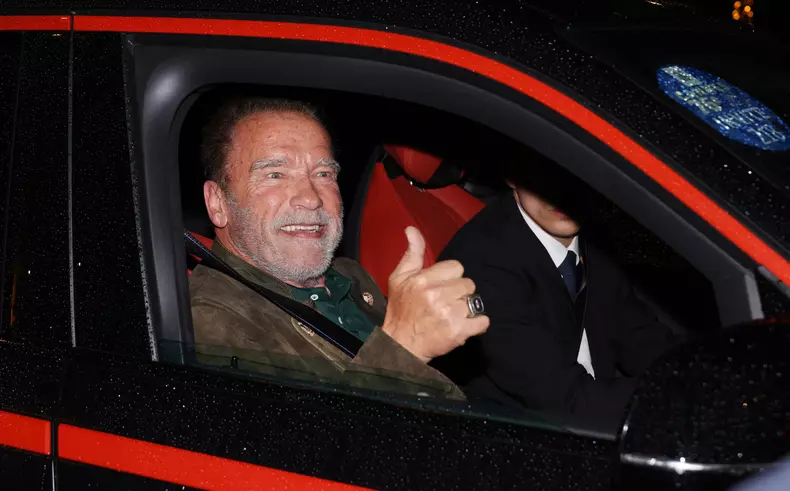 Exclusif - Arnold Schwarzenegger arrive à l'hôtel "Martinez" lors du 76ème Festival International du Film de Cannes