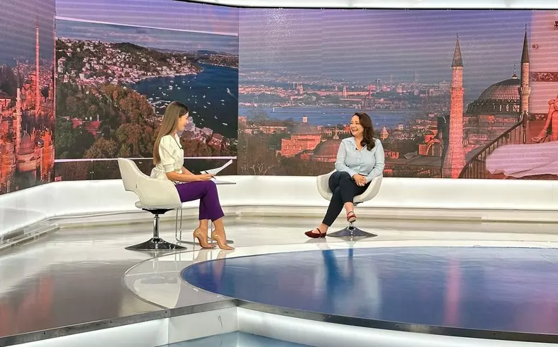 Sibel Taşçıoğlu si Cristina Dorobantu in platoul Stirilor Kanal D (1)