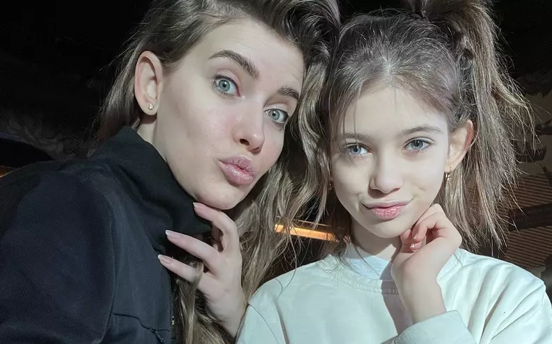 Iulia Albu își lasă fiica să se machieze la 12 ani: "A vrut eyeliner și pistrui"