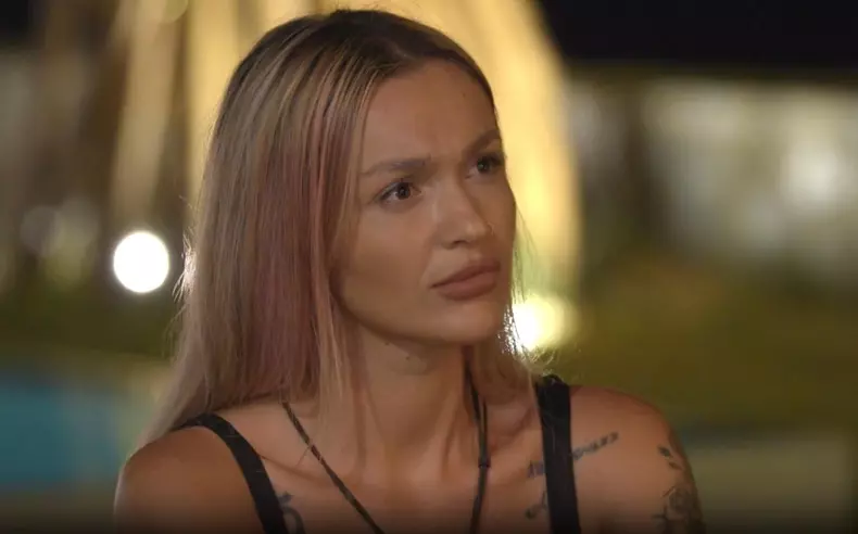 Ella, afectată de imagini cu iubitul ei  (1)