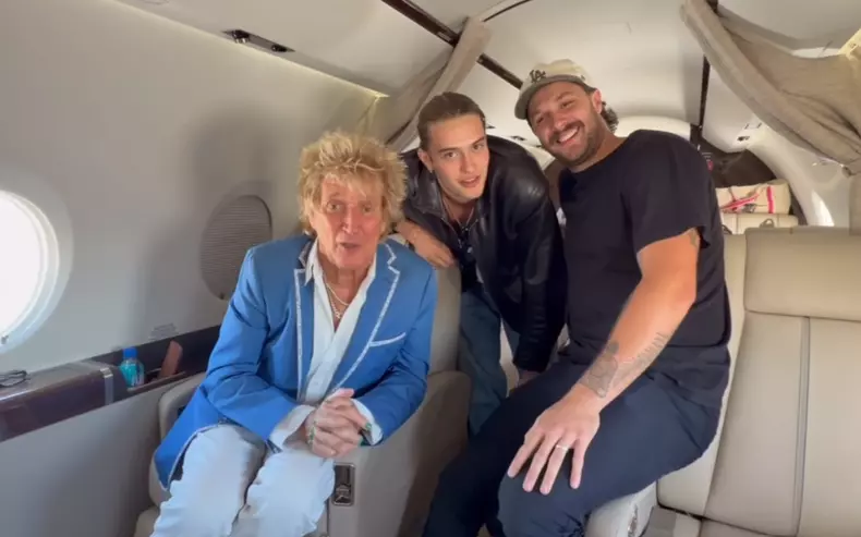 Liam si Alastair cu tatal lor in avion