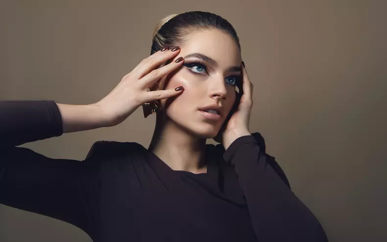 Portrait,Of,A,Beautiful,Young,Fashionable,Woman,With,Bright,Make-up.
