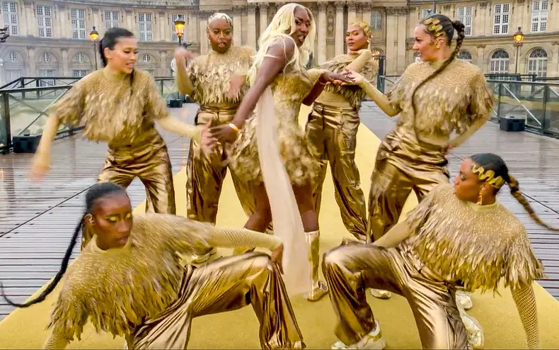 Aya Nakamura chante lors de la cérémonie d'ouverture des Jeux Olympique (JO) de Paris 2024
