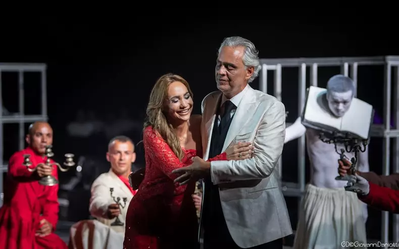Cine-este-Cristina-Pasaroiu-3