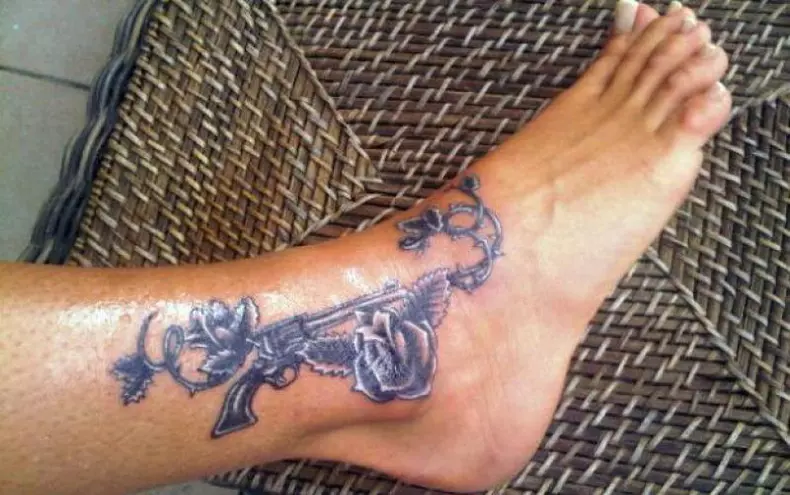 Delia are multe tatuaje