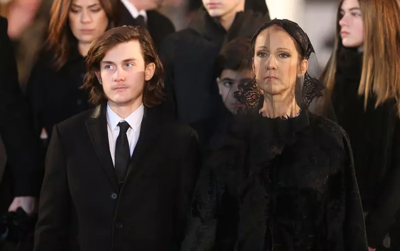 Céline Dion și fiul ei cel mare, René-Charles Angélil, pe 22 ianuarie 2016, la funeraliile lui René Angélil.