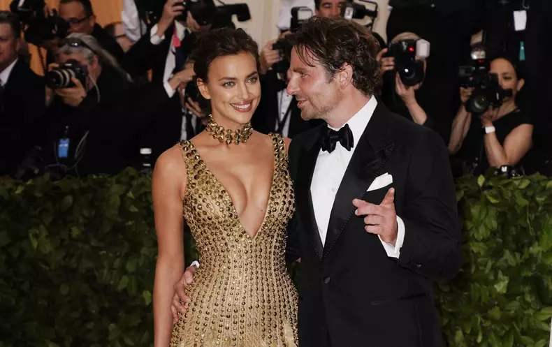 O nouă dovadă că Irina Shayk și Bradley Cooper s-au împăcat! Gesturile intime surprinse de paparazzi