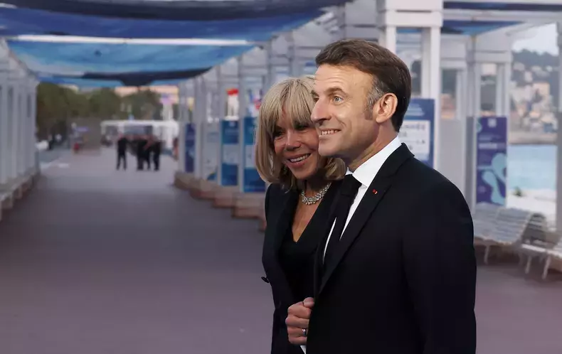 brigitte-si-emmanuel-macron-in-nisa