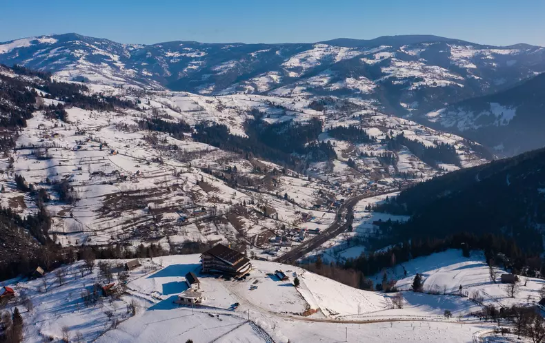 ROventura-Kanal-D.-George-Mihai-si-Andreea-Stravoiu-ajung-in-locuri-de-basm-din-Tara-Motilor-2