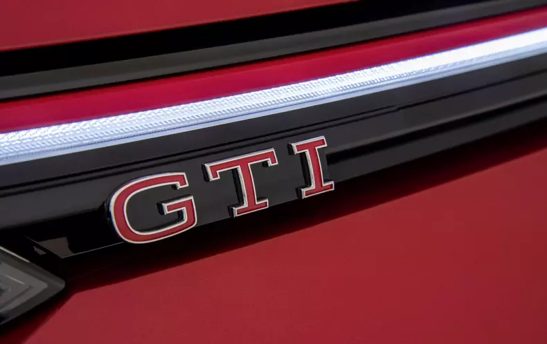 Noul Volkswagen Golf GTI – informaţii şi galerie foto