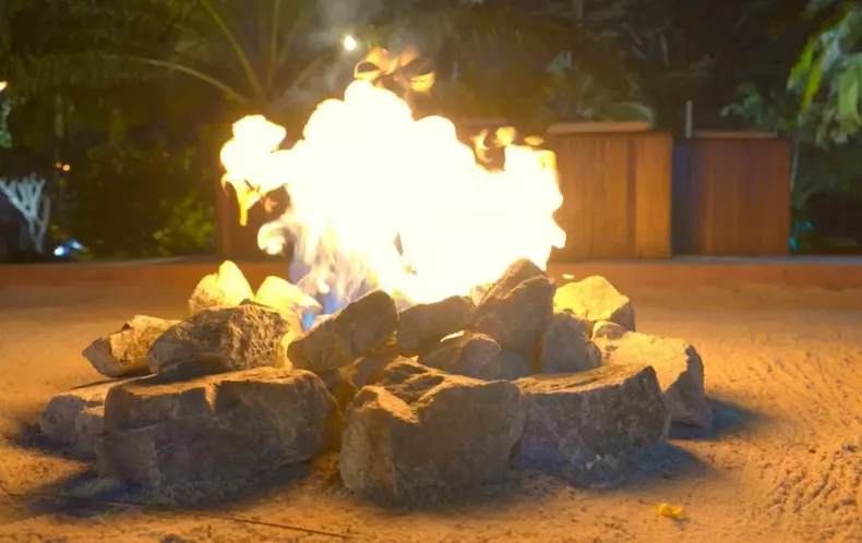 bonfire insula iubirii