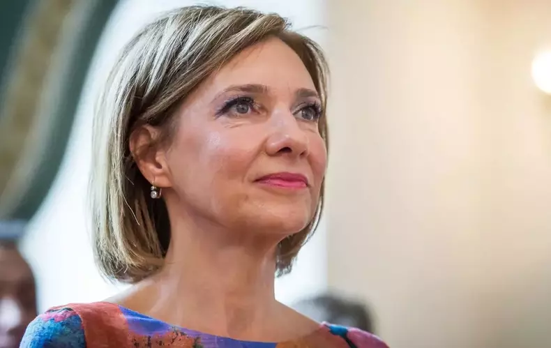 Cum-s-a-imbracat-Carmen-Iohannis-la-festivitatea-de-absolvire-a-elevilor-sai