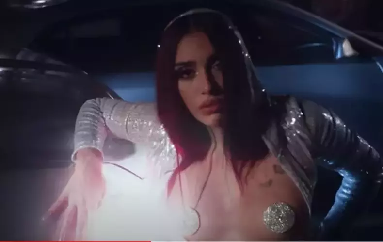 fiica-Madonnei-topless-3