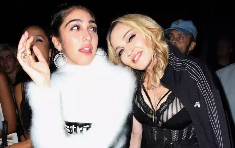 fiica-Madonnei-topless-4