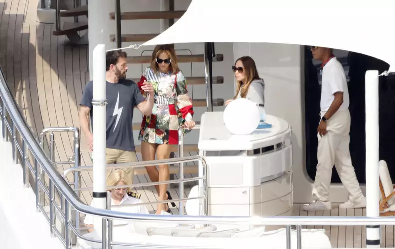 LEGĂTURA NEAȘTEAPTĂ DINTRE JLO, BEN AFFLECK ȘI UN CELEBRU OLIGARH RUS