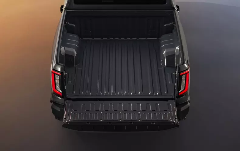 2025toyotahiluxbevext06