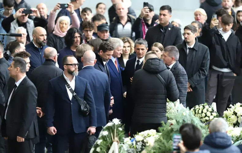 George Copos și soția Elena, în lacrimi la funeraliile lui Mircea Lucescu FOTO Dumitru Angelescu (6)