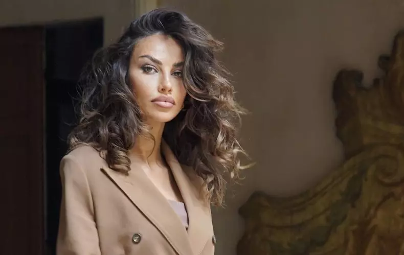 Mădălina Ghenea a întors toate privirile la Săptămâna Modei de la Milano. Ținuta ei a fost ieșită din comun