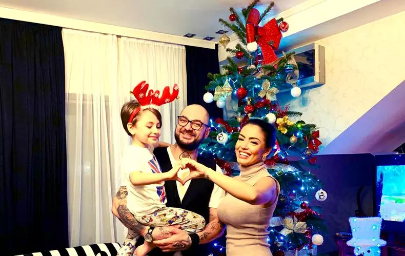 Cristian-Mitrea-_i-Andreea-Mantea-alături-de-fiul-lor-de-Sărbători