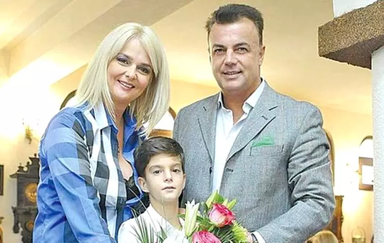 Adrian-Enache-si-Iuliana-Marciuc-si-fiul-lor-intro